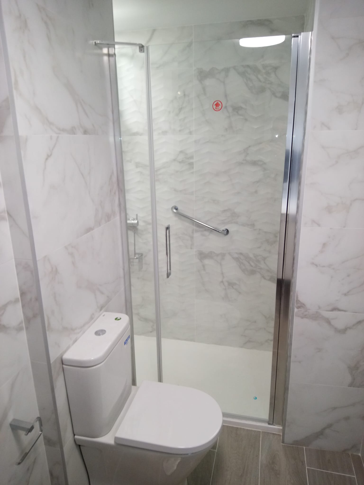 Ducha alicatada con grifería instalada en una reforma de baño en Coruña — E-Renova