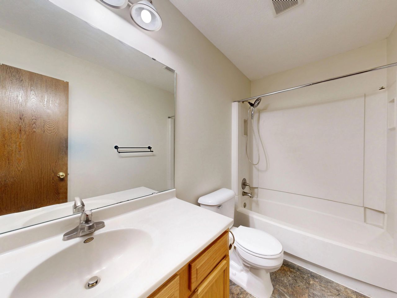 Reforma de baño con bañera y ducha — E-Renova, reformas en Bergondo