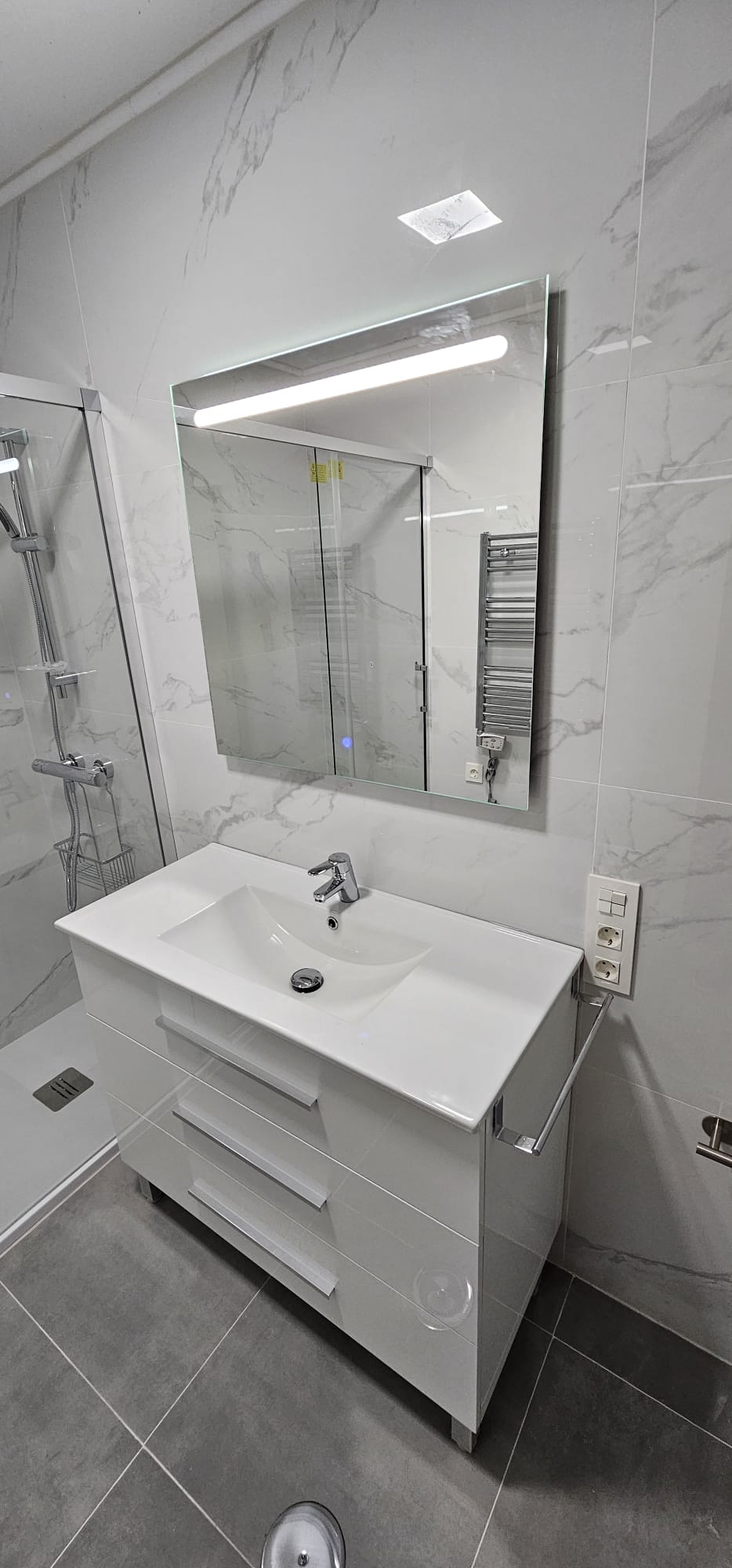 Reforma de baño en Coruña con lavabo y espejo iluminado