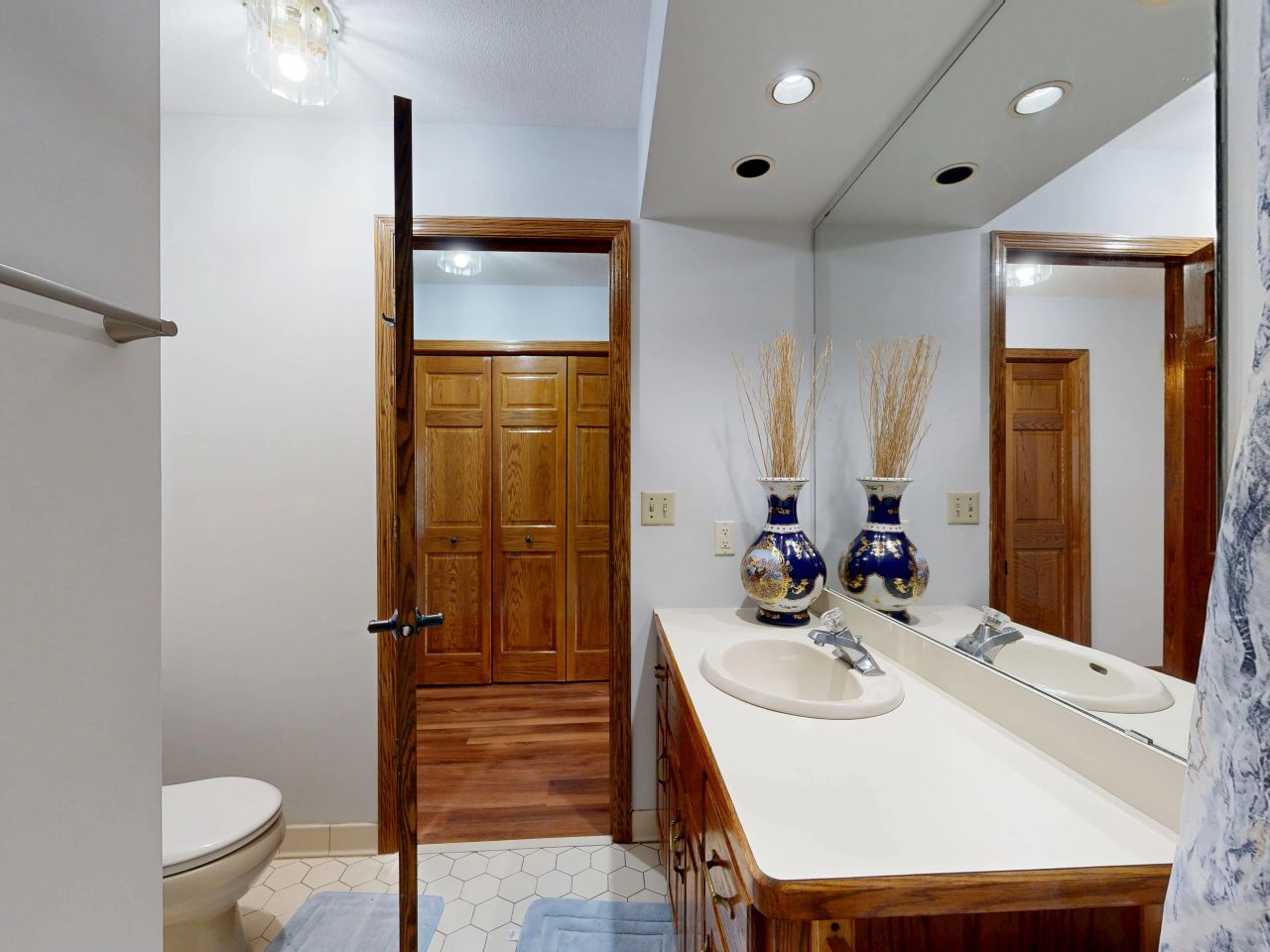 Reforma de baño con mueble de lavabo y gran espejo — E-Renova, reformas en Sada