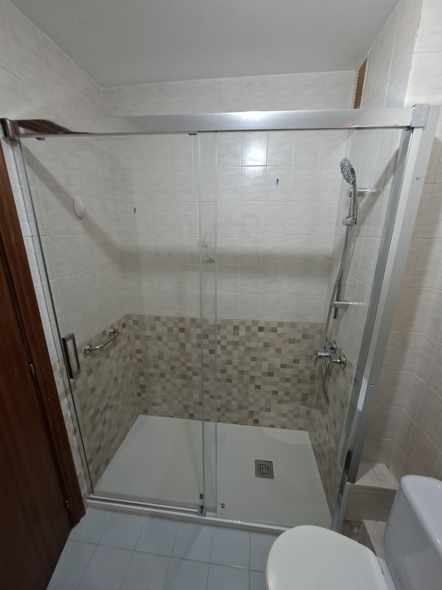 Reforma de baño con ducha y cenefa de mosaico — E-Renova, reformas en Arteixo