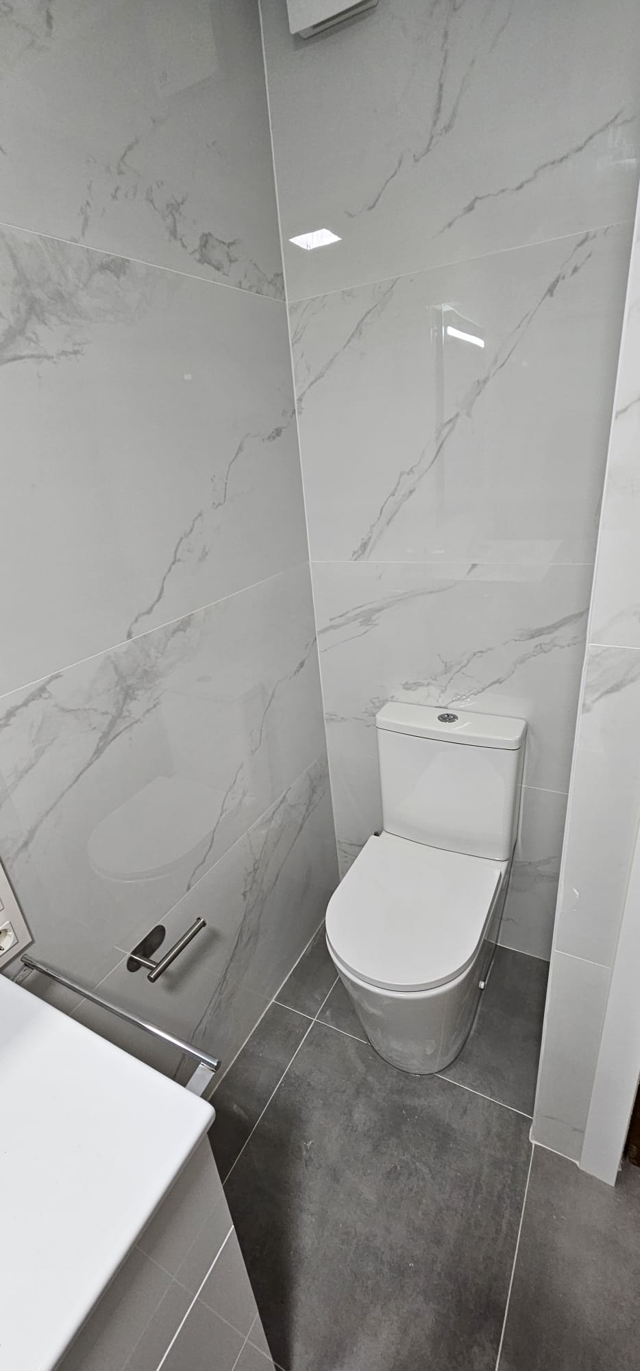 Reforma de baño con inodoro y acabado tipo mármol — E-Renova, reformas en Betanzos