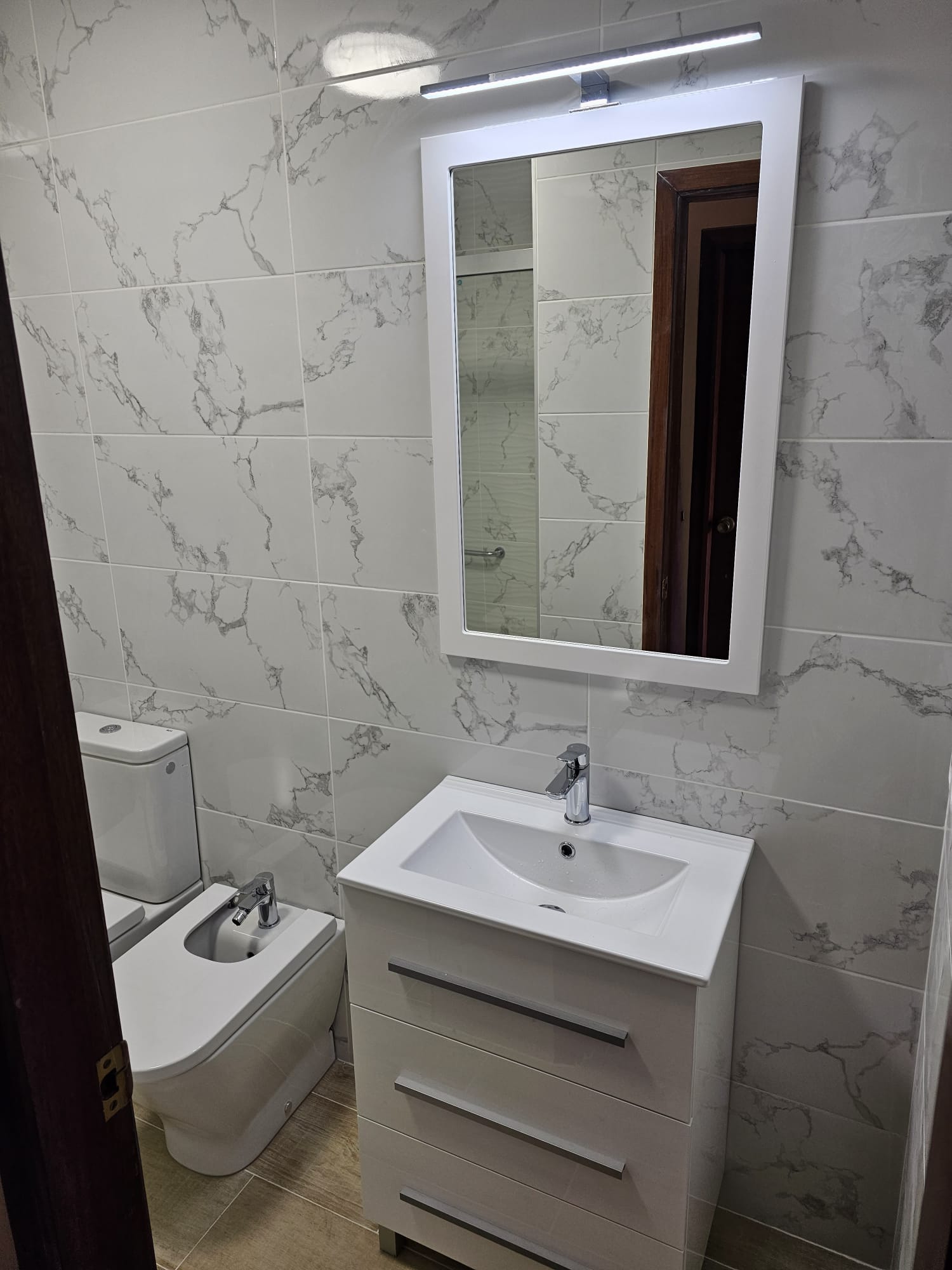 Baño reformado en Coruña con mueble de lavabo y bidé