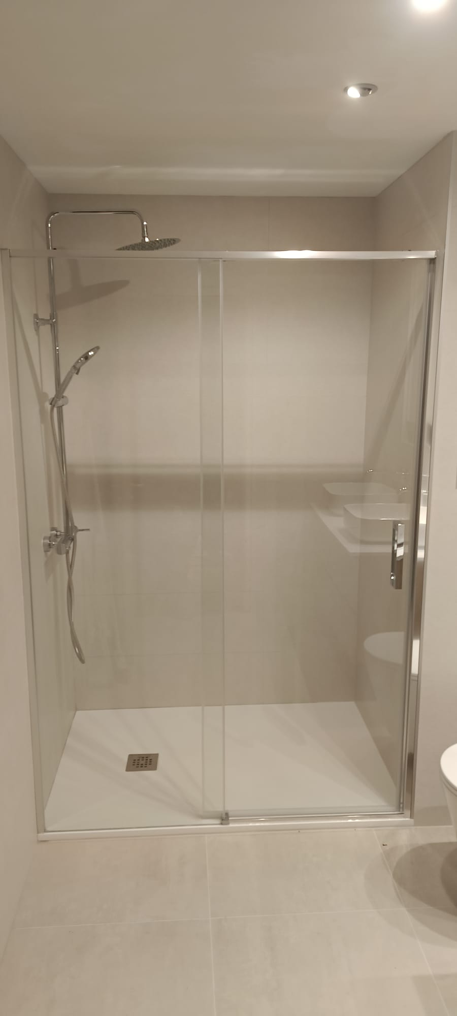 Reforma de baño con ducha y mampara corredera — E-Renova, reformas en Carballo
